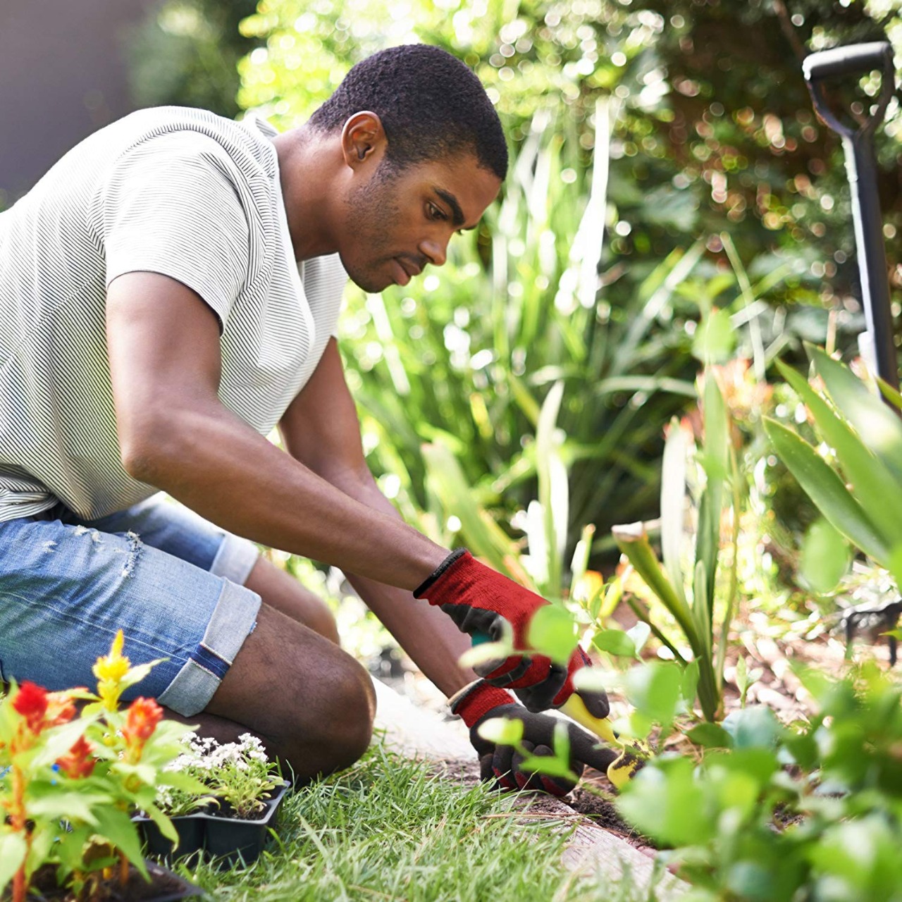 Mechanic using Proganda gloves